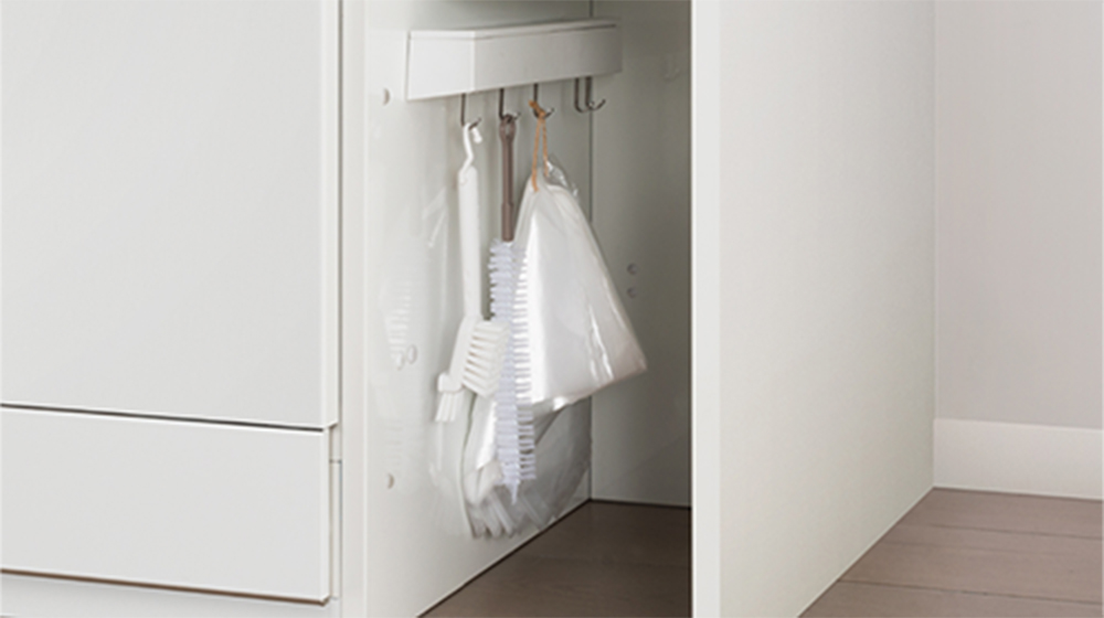 由於櫥櫃採用琺瑯材料，您可以使用額外購買的隨處架來整理清潔用品等物品。
