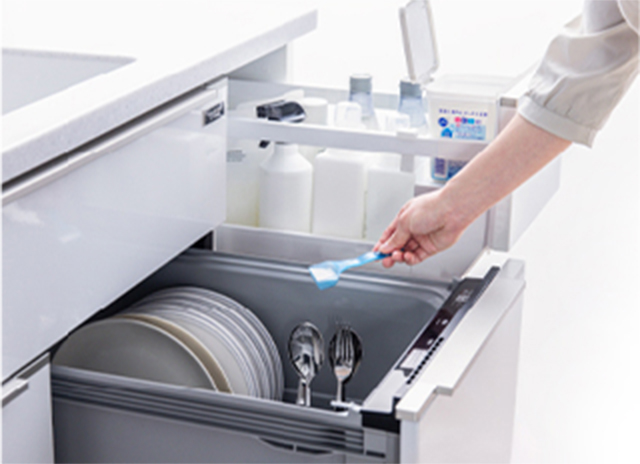 由於在水槽下靠近洗碗機的位置有洗滌劑存放空間，因此您可以隨時取出所需物品。