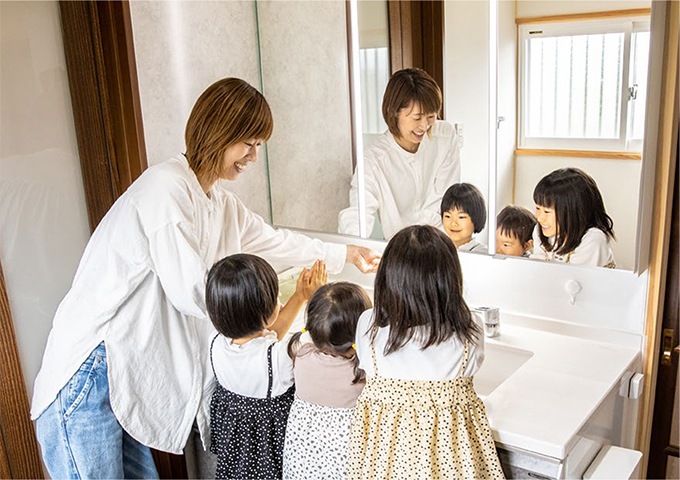 即使家庭人數眾多 也能寬敞使用 且收納能力出色的洗臉化妝櫃