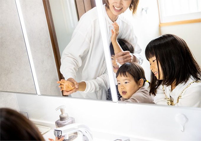 即使家庭人數眾多 也能寬敞使用 且收納能力出色的洗臉化妝櫃